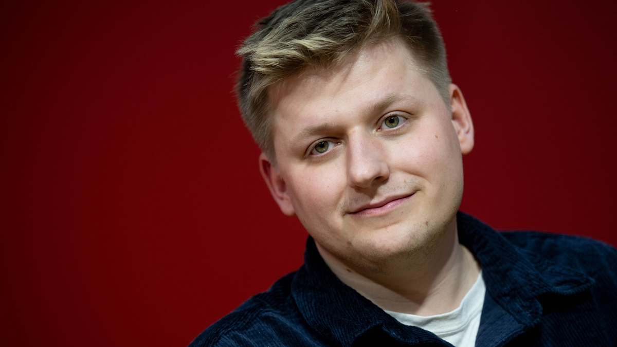 Mit einem Beitrag übers Fremdgehen löste der Satiriker Sebastian Hotz Diskussionen aus (Archivbild) - Foto: Hendrik Schmidt/dpa