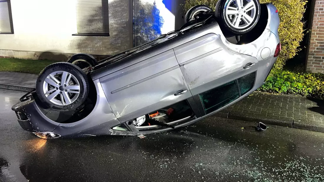 POL-COE: Dülmen, Rorup, Hauptstraße/ Auto überschlägt sich - Bild: presseportal.de
