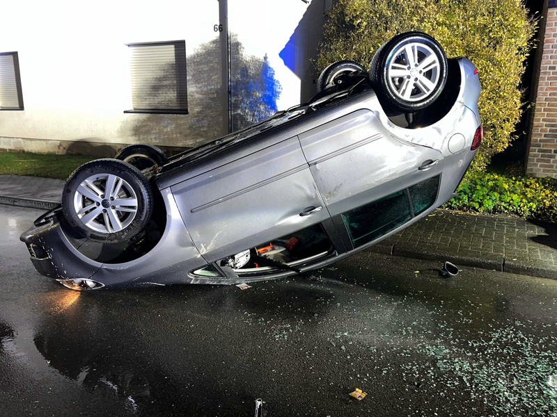 POL-COE: Dülmen, Rorup, Hauptstraße/ Auto überschlägt sich - Foto: presseportal.de