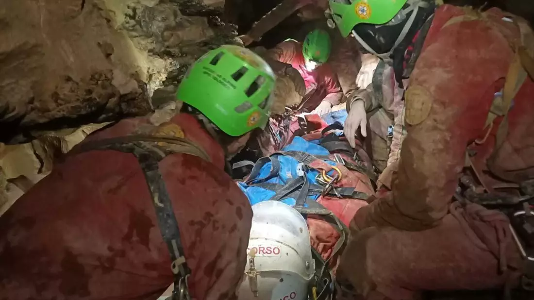 Rettungskräfte sind in Italien im Einsatz (Handout). - Bild: -/Italienische Bergrettung/dpa