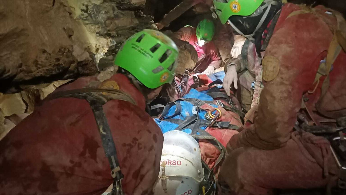 Der Rettungseinsatz dauert an - die Rede ist von weiteren 48 Stunden. - Foto: -/Italienische Bergrettung/dpa