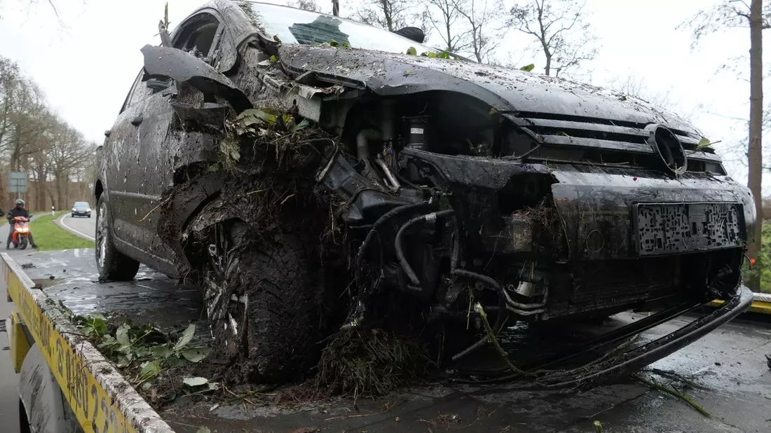 POL-CUX: Starker Seitenwind verursacht Verkehrsunfall auf der B73 im Bereich Neuhaus - Seniorin leicht verletzt (Foto im Anhang) - Bild: presseportal.de