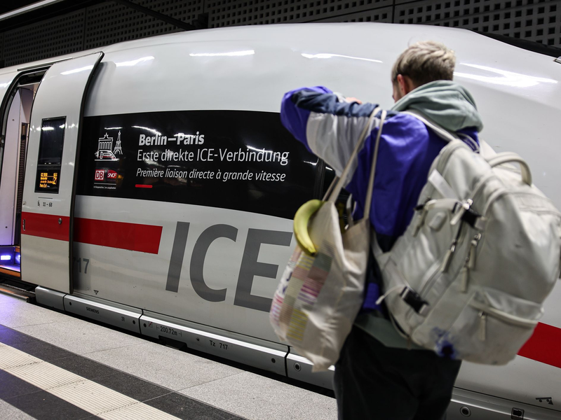 Bahnchef Richard Lutz zufolge ist die neue Verbindung zwischen Berlin und Paris Sinnbild eines geeinten Europas. - Foto: Hannes P. Albert/dpa