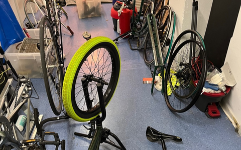 POL-E: Essen: Polizei deckt mutmaßliche Hehlerwerkstatt auf - Tatverdächtiger vorläufig festgenommen - Foto: presseportal.de