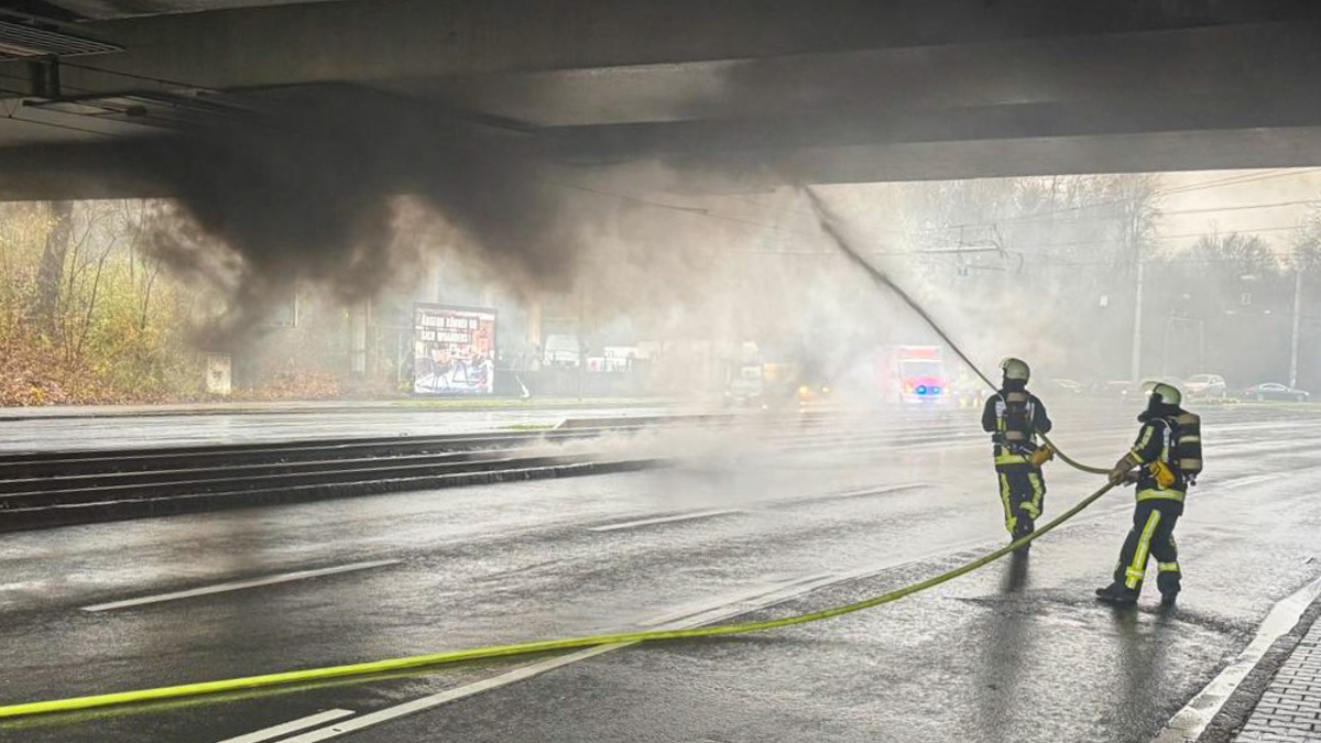 FW-BO: Brand einer Oberleitung mit starker Rauchentwicklung - Foto: presseportal.de