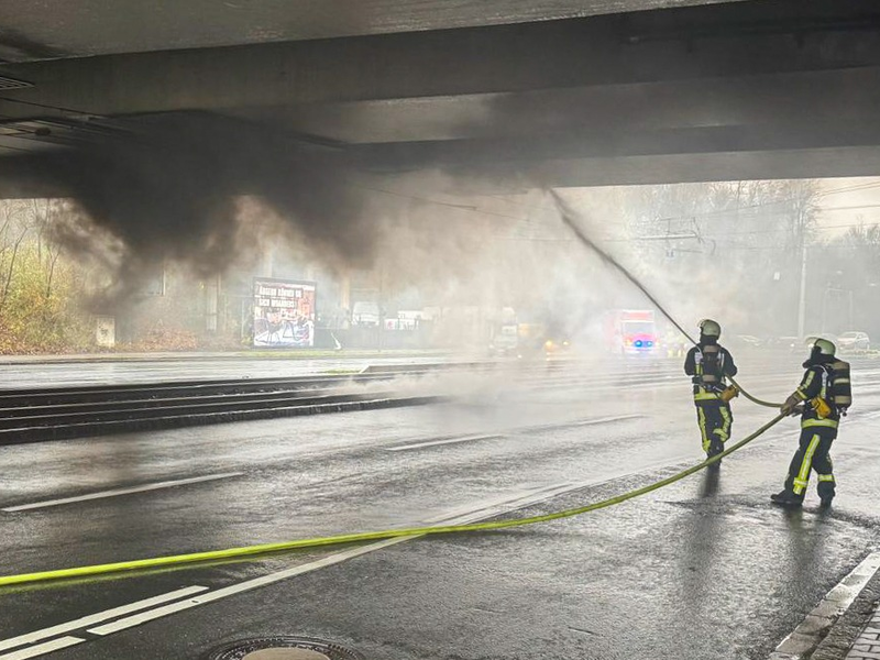 FW-BO: Brand einer Oberleitung mit starker Rauchentwicklung - Foto: presseportal.de