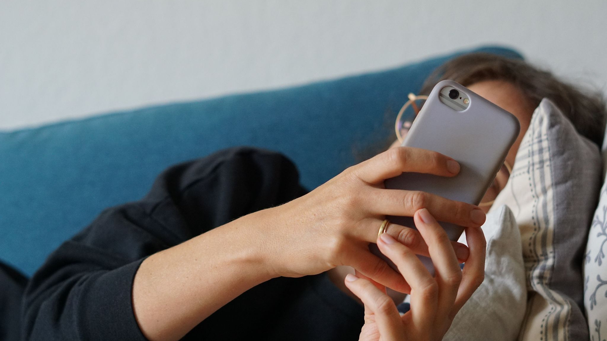 Am Weihnachtstag doch noch ein schneller Blick in die Mails: Nur knapp die Hälfte der Berufstätigen verzichtet darauf. (Symbolbild) - Foto: Weronika Peneshko/dpa