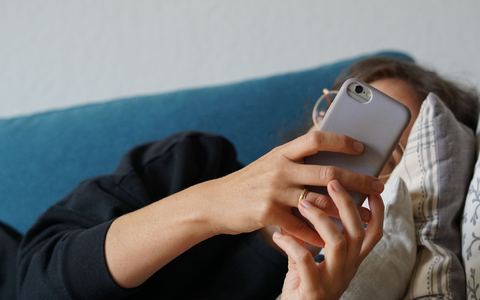 Am Weihnachtstag doch noch ein schneller Blick in die Mails: Nur knapp die Hälfte der Berufstätigen verzichtet darauf. (Symbolbild) - Foto: Weronika Peneshko/dpa