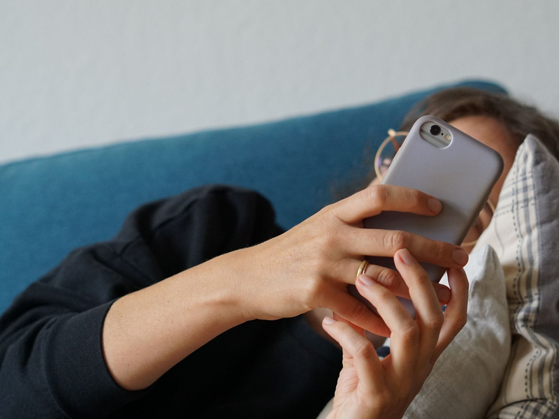 Am Weihnachtstag doch noch ein schneller Blick in die Mails: Nur knapp die Hälfte der Berufstätigen verzichtet darauf. (Symbolbild) - Foto: Weronika Peneshko/dpa