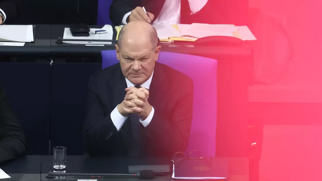 Bundeskanzler Olaf Scholz stellt im Bundestag die Vertrauensfrage. - Bild: Christoph Soeder/dpa