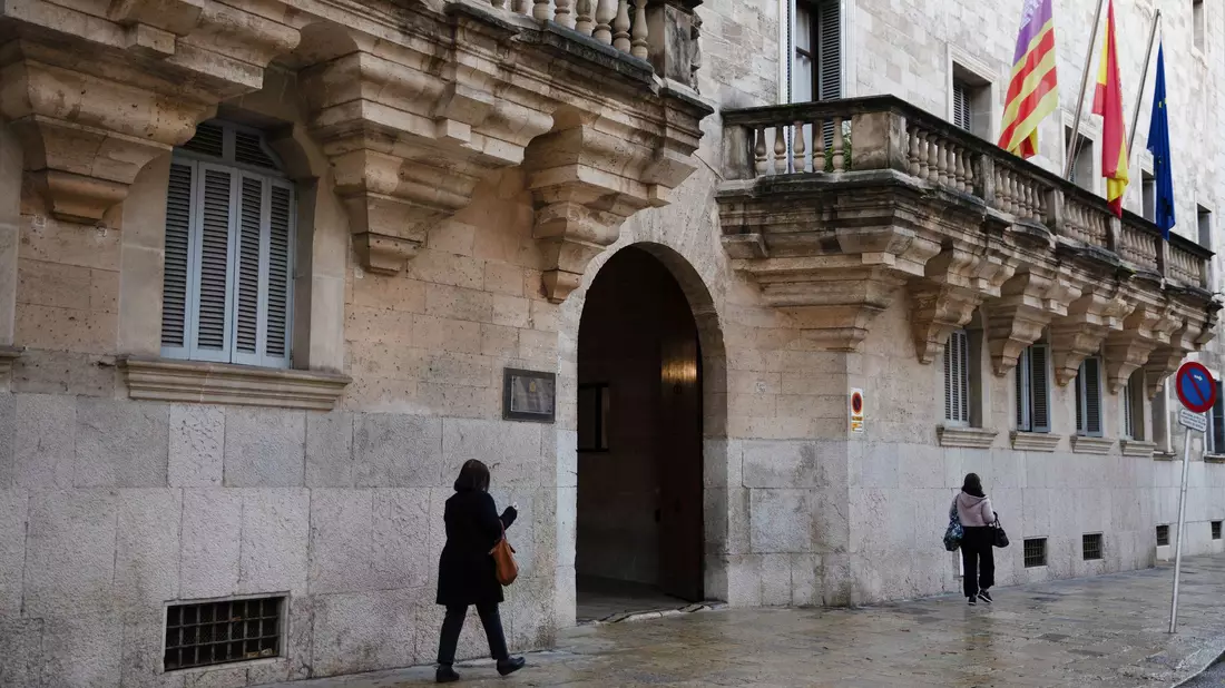 Ein deutscher Urlauber ist vom Landgericht in Palma auf Mallorca vom Vorwurf des versuchten Polizistenmordes freigesprochen worden. Er erhielt eine zweijährige Bewährungsstrafe wegen Körperverletzung und Widerstands gegen die Staatsgewalt. (Archivbild) - Bild: Clara Margais/dpa
