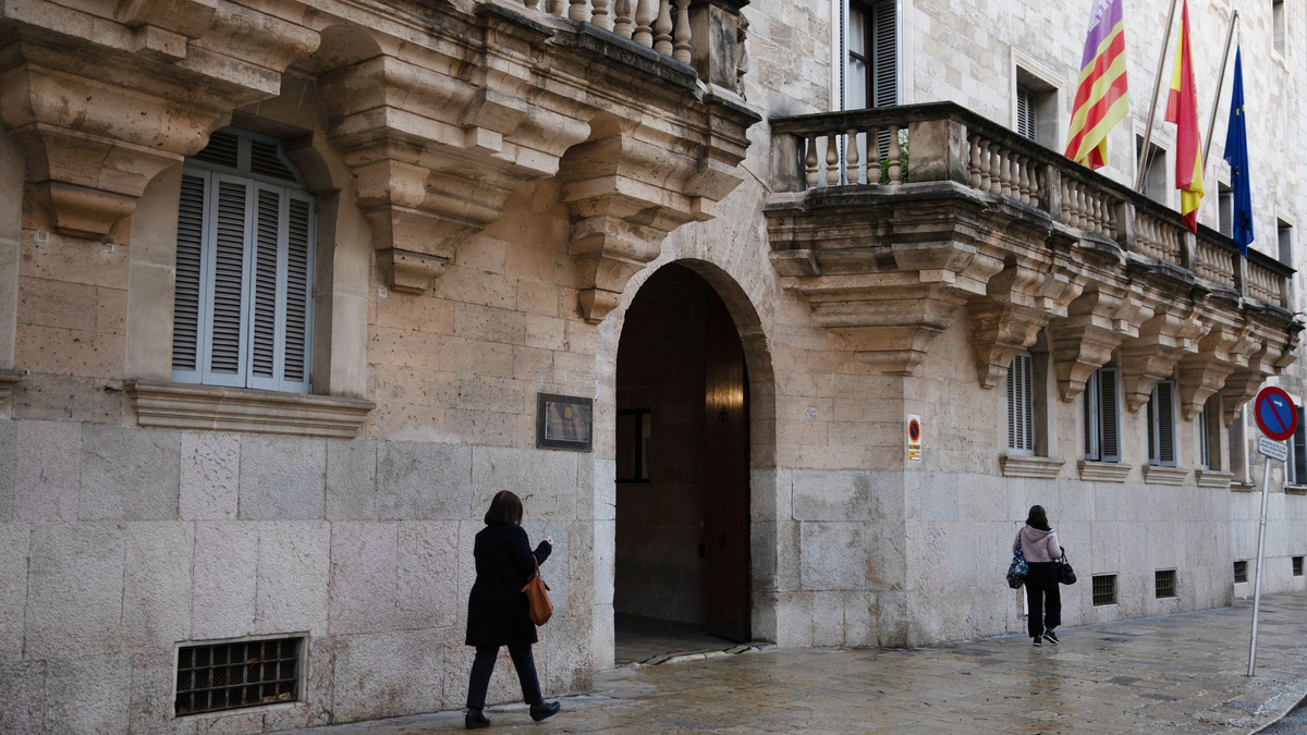 Ein deutscher Urlauber ist vom Landgericht in Palma auf Mallorca vom Vorwurf des versuchten Polizistenmordes freigesprochen worden. Er erhielt eine zweijährige Bewährungsstrafe wegen Körperverletzung und Widerstands gegen die Staatsgewalt. (Archivbild) - Foto: Clara Margais/dpa