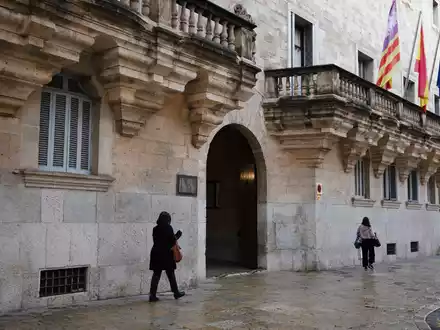 Ein deutscher Urlauber ist vom Landgericht in Palma auf Mallorca vom Vorwurf des versuchten Polizistenmordes freigesprochen worden. Er erhielt eine zweijährige Bewährungsstrafe wegen Körperverletzung und Widerstands gegen die Staatsgewalt. (Archivbild) - Foto: Clara Margais/dpa