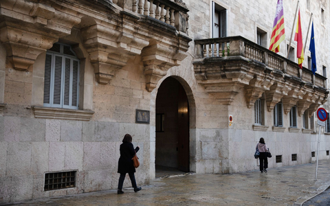 Ein deutscher Urlauber ist vom Landgericht in Palma auf Mallorca vom Vorwurf des versuchten Polizistenmordes freigesprochen worden. Er erhielt eine zweijährige Bewährungsstrafe wegen Körperverletzung und Widerstands gegen die Staatsgewalt. (Archivbild) - Foto: Clara Margais/dpa