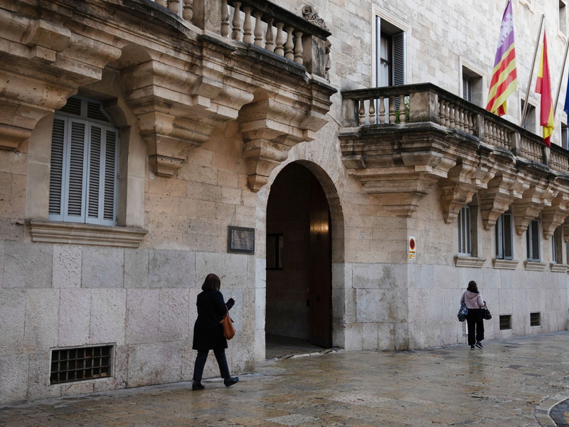 Ein deutscher Urlauber ist vom Landgericht in Palma auf Mallorca vom Vorwurf des versuchten Polizistenmordes freigesprochen worden. Er erhielt eine zweijährige Bewährungsstrafe wegen Körperverletzung und Widerstands gegen die Staatsgewalt. (Archivbild) - Foto: Clara Margais/dpa