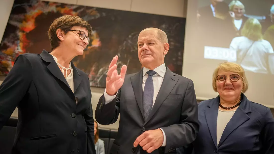 Nach der Abstimmung redeten SPD-Chefin Esken (links) und Kanzler Scholz dann doch noch miteinander.  - Bild: Kay Nietfeld/dpa