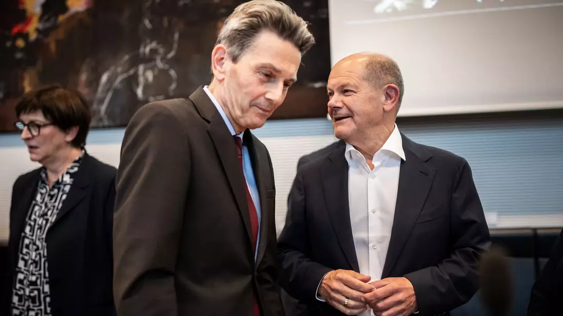 Später findet Scholz es selber peinlich, dass er und Mützenich Esken den Rücken zukehrten und weggingen.  - Bild: Michael Kappeler/dpa
