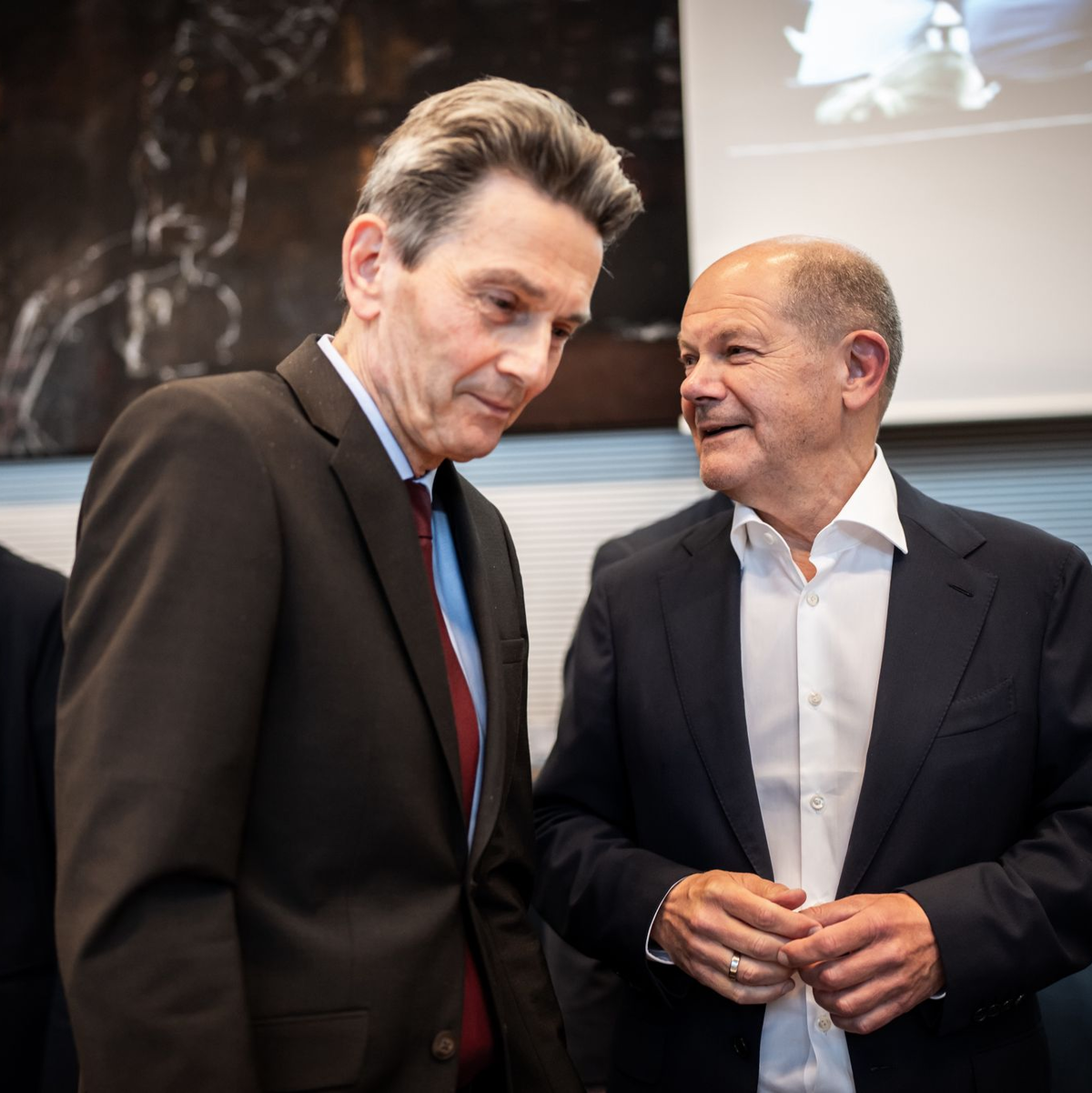 Später findet Scholz es selber peinlich, dass er und Mützenich Esken den Rücken zukehrten und weggingen.  - Foto: Michael Kappeler/dpa