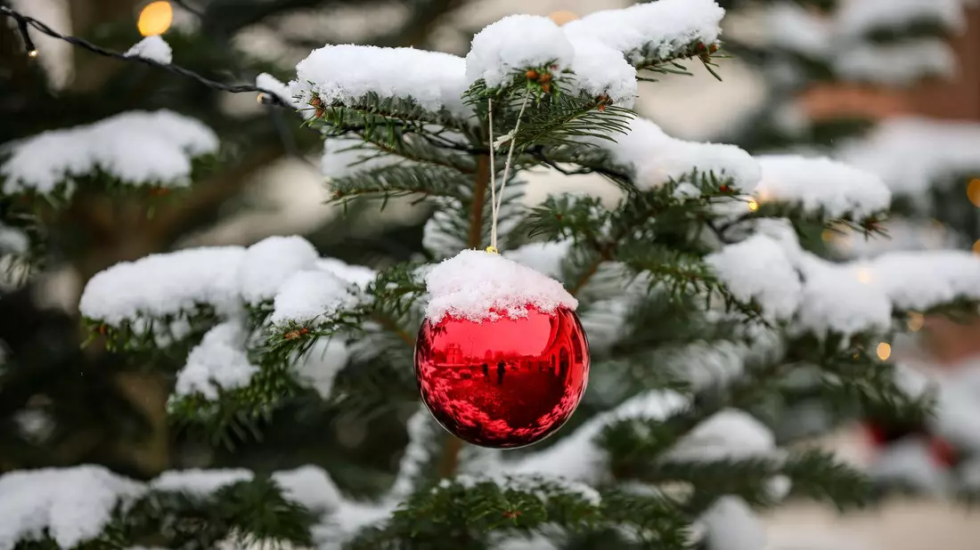 Kalt genug, damit es schneit und der Schnee liegen bleibt, ist es immer seltener. (Archivbild) - Bild: Jan Woitas/dpa