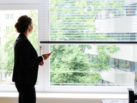 Immer mehr Frauen ziehen in die Vorstände von Dax-Konzernen ein, aber sie bleiben in der Minderheit. (Illustration) - Foto: Annette Riedl/dpa