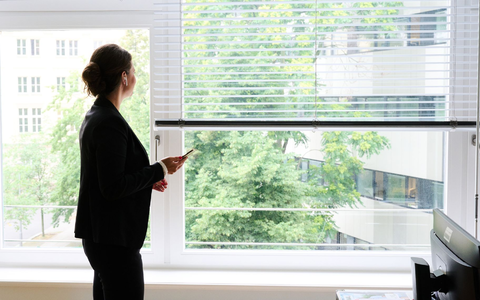 Immer mehr Frauen ziehen in die Vorstände von Dax-Konzernen ein, aber sie bleiben in der Minderheit. (Illustration) - Foto: Annette Riedl/dpa