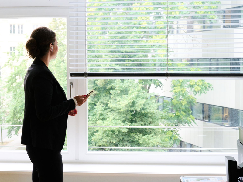Immer mehr Frauen ziehen in die Vorstände von Dax-Konzernen ein, aber sie bleiben in der Minderheit. (Illustration) - Foto: Annette Riedl/dpa