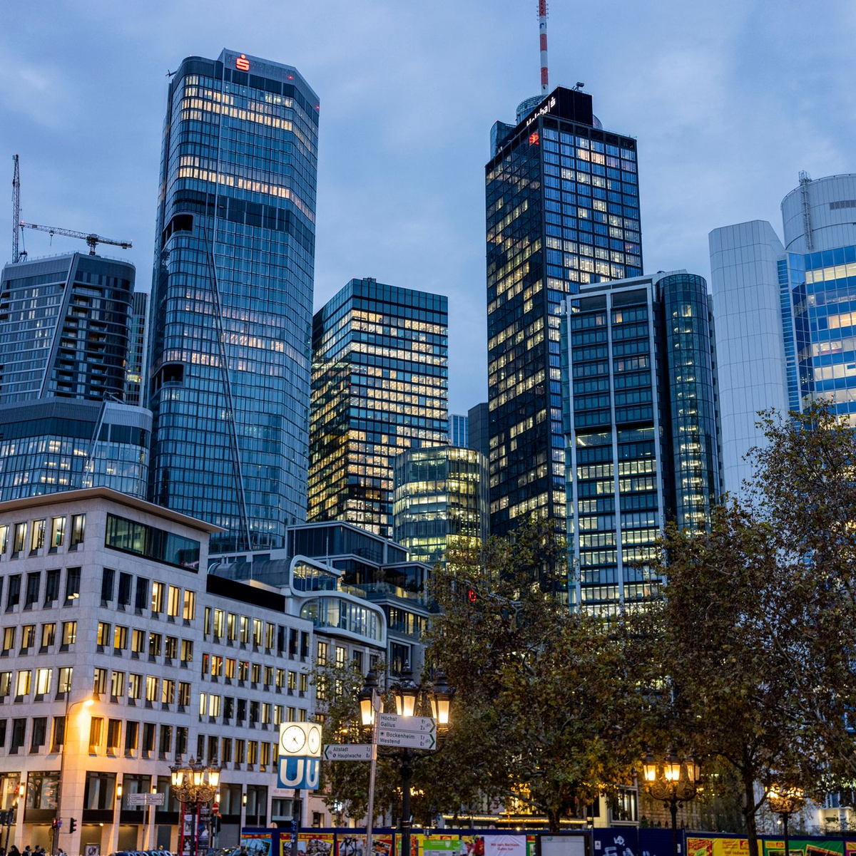 Wirtschaftszentrum Frankfurt: Immer mehr Frauen ziehen in die Vorstände von Dax-Konzernen ein, aber sie bleiben in der Minderheit. (Archivbild) - Foto: Helmut Fricke/dpa