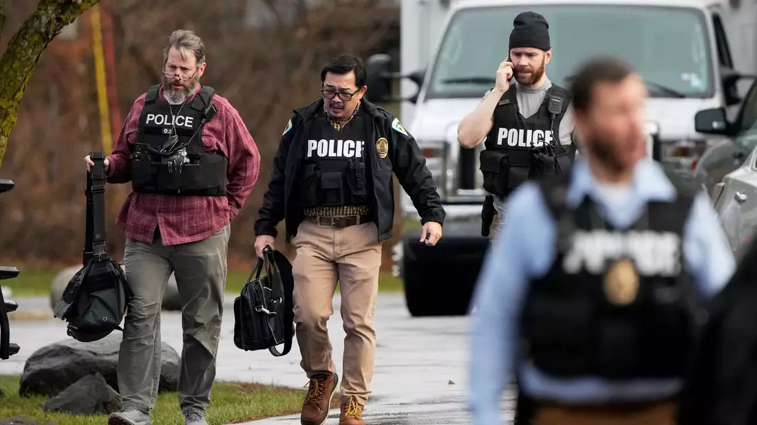 Polizisten sind nach dem Schusswaffenangriff an einer Schule im US-Bundesstaat Wisconsin im Einsatz. - Bild: Morry Gash/AP/dpa