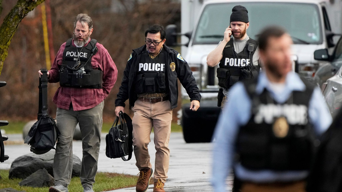Polizisten sind nach dem Schusswaffenangriff an einer Schule im US-Bundesstaat Wisconsin im Einsatz. - Foto: Morry Gash/AP/dpa