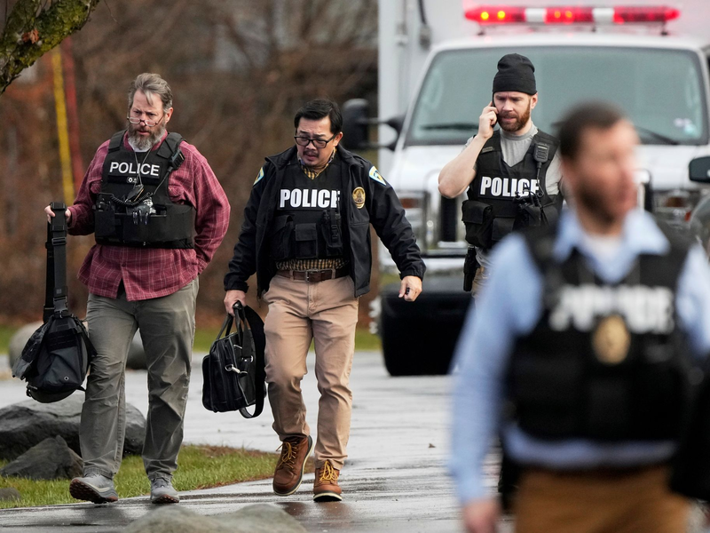 Polizisten sind nach dem Schusswaffenangriff an einer Schule im US-Bundesstaat Wisconsin im Einsatz. - Foto: Morry Gash/AP/dpa