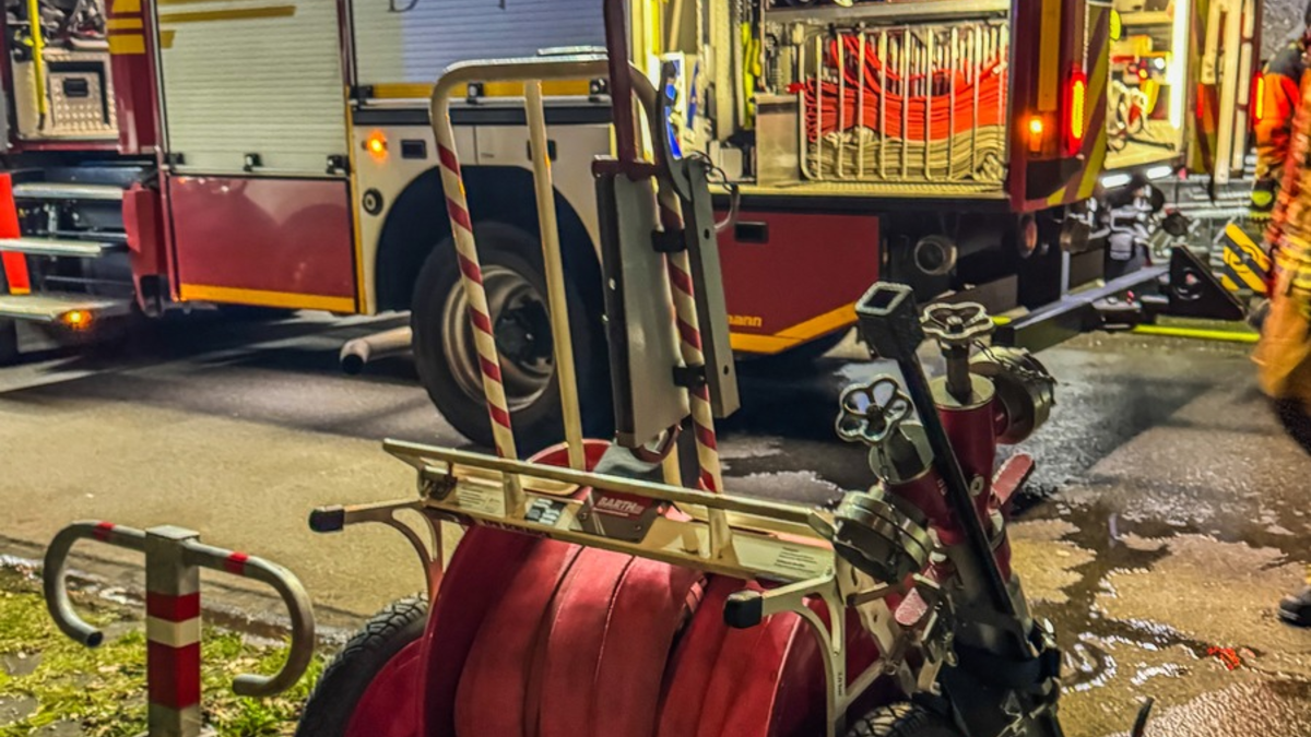FW Dresden: Brand eines Kinderwagens im Treppenhaus - Drei Personen mit Verdacht auf Rauchgasvergiftung ins Krankenhaus transportiert - Foto: presseportal.de