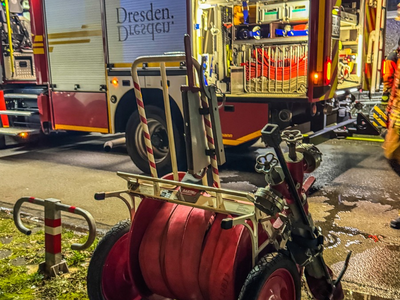 FW Dresden: Brand eines Kinderwagens im Treppenhaus - Drei Personen mit Verdacht auf Rauchgasvergiftung ins Krankenhaus transportiert - Foto: presseportal.de