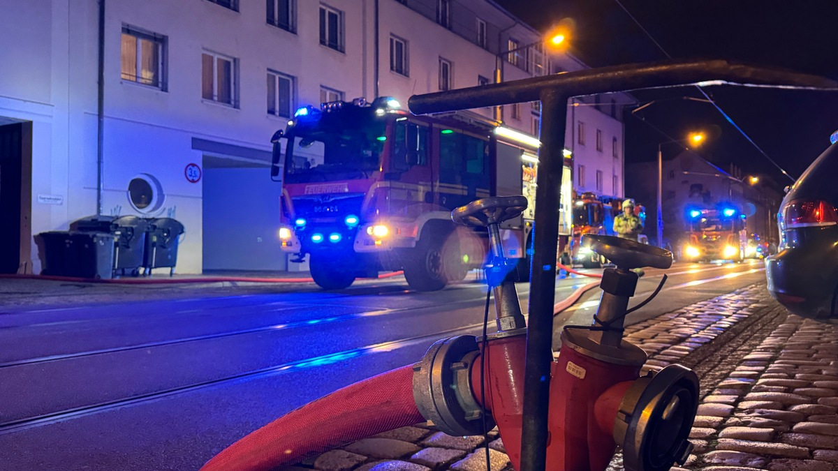 FW Dresden: Adventskranz gerät in Brand - starke Rauchentwicklung in einem Wohn- und Geschäftsgebäude - Foto: presseportal.de