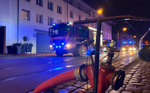 FW Dresden: Adventskranz gerät in Brand - starke Rauchentwicklung in einem Wohn- und Geschäftsgebäude - Foto: presseportal.de