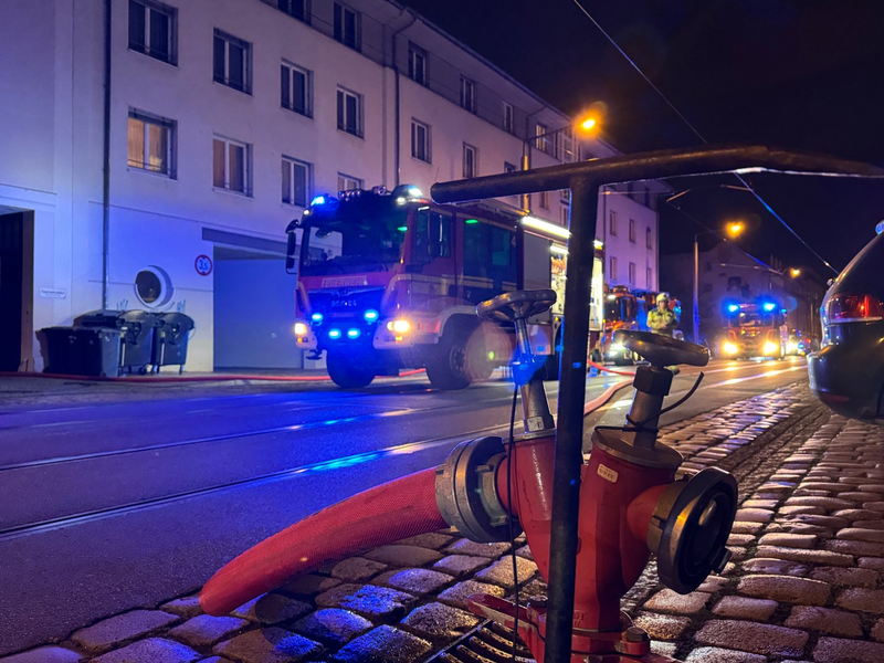 FW Dresden: Adventskranz gerät in Brand - starke Rauchentwicklung in einem Wohn- und Geschäftsgebäude - Foto: presseportal.de