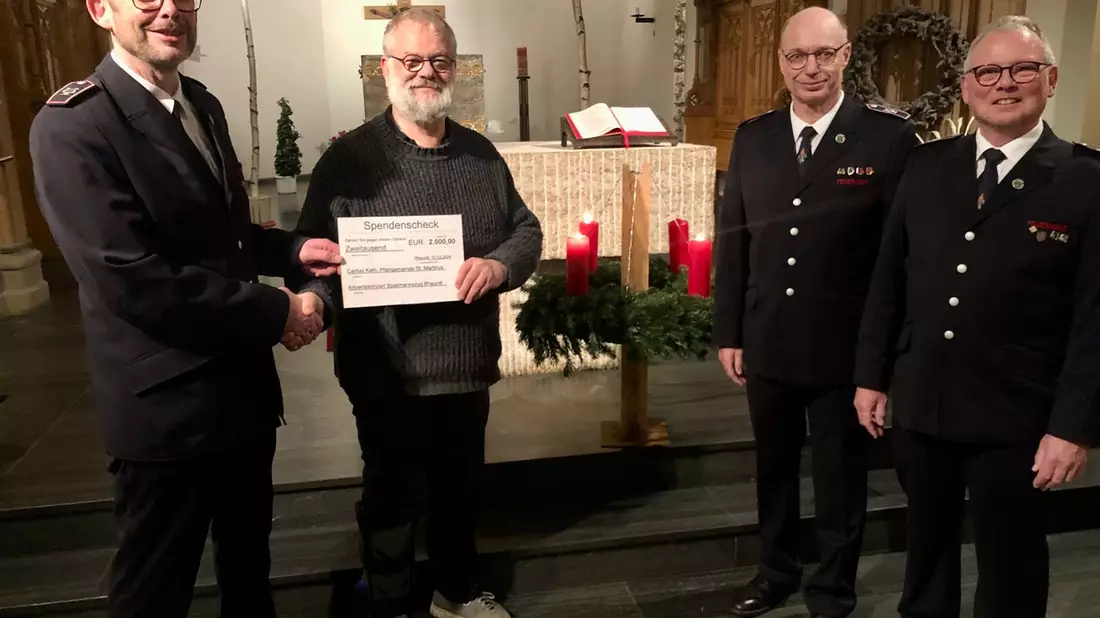 FW Rheurdt: Adventskonzert des Spielmannszuges Rheurdt spielt 2.000 Euro für Caritas ein - Bild: presseportal.de