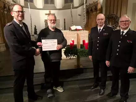 FW Rheurdt: Adventskonzert des Spielmannszuges Rheurdt spielt 2.000 Euro für Caritas ein - Foto: presseportal.de