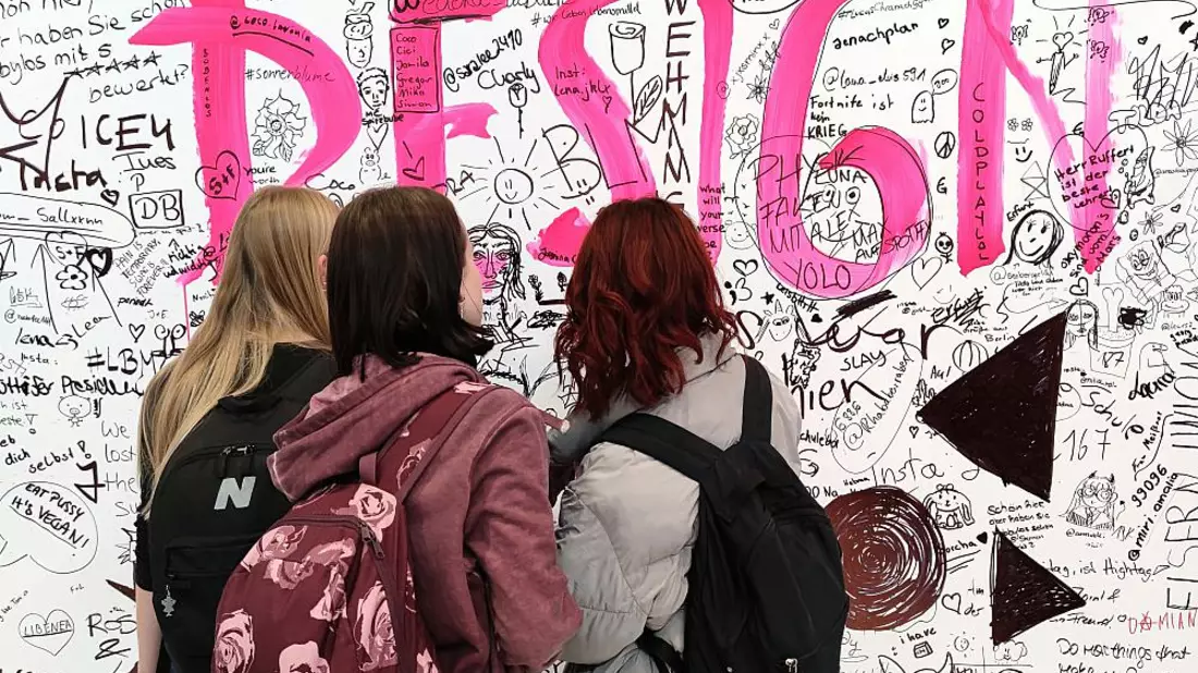 Junge Leute schreiben auf eine Wand (Archiv) - Bild: über dts Nachrichtenagentur