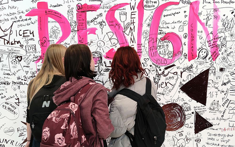 Junge Leute schreiben auf eine Wand (Archiv) - Foto: über dts Nachrichtenagentur