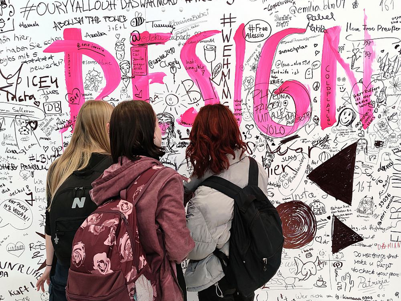 Junge Leute schreiben auf eine Wand (Archiv) - Foto: über dts Nachrichtenagentur