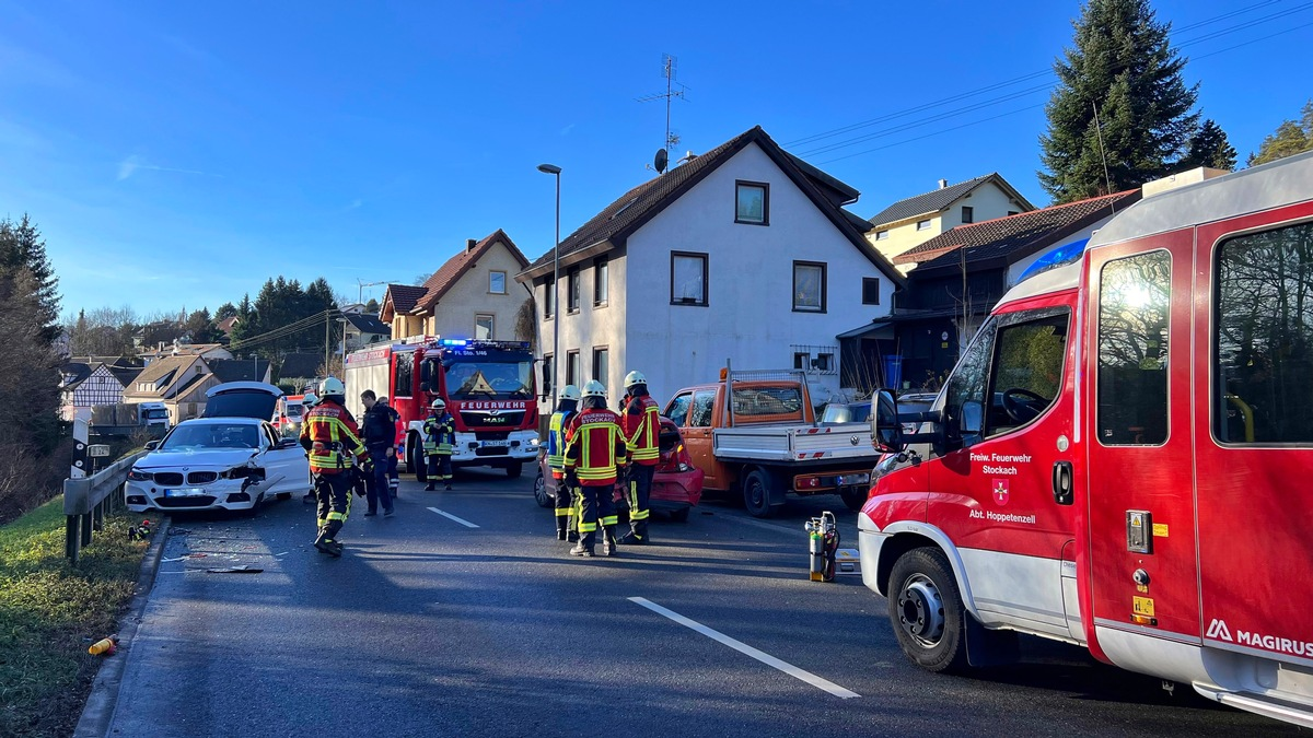 FW Stockach: Verkehrsunfall und Brand am Gebäude - Foto: presseportal.de