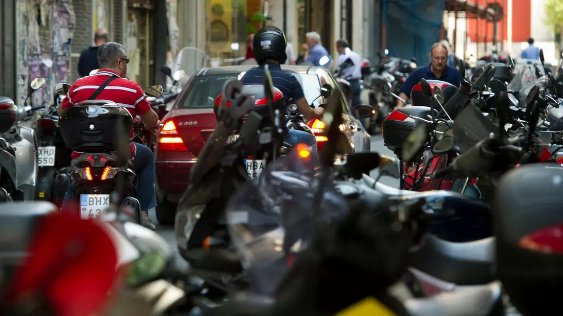Jeder fünfte Motorradfahrer in Griechenland ist ohne Helm unterwegs. (Foto-Archiv) - Bild: picture alliance / dpa