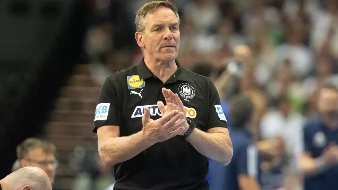 Bundestrainer Alfred Gislason hat 19 Spieler für die Handball-WM 2025 nominiert. - Bild: Bernd Thissen/dpa