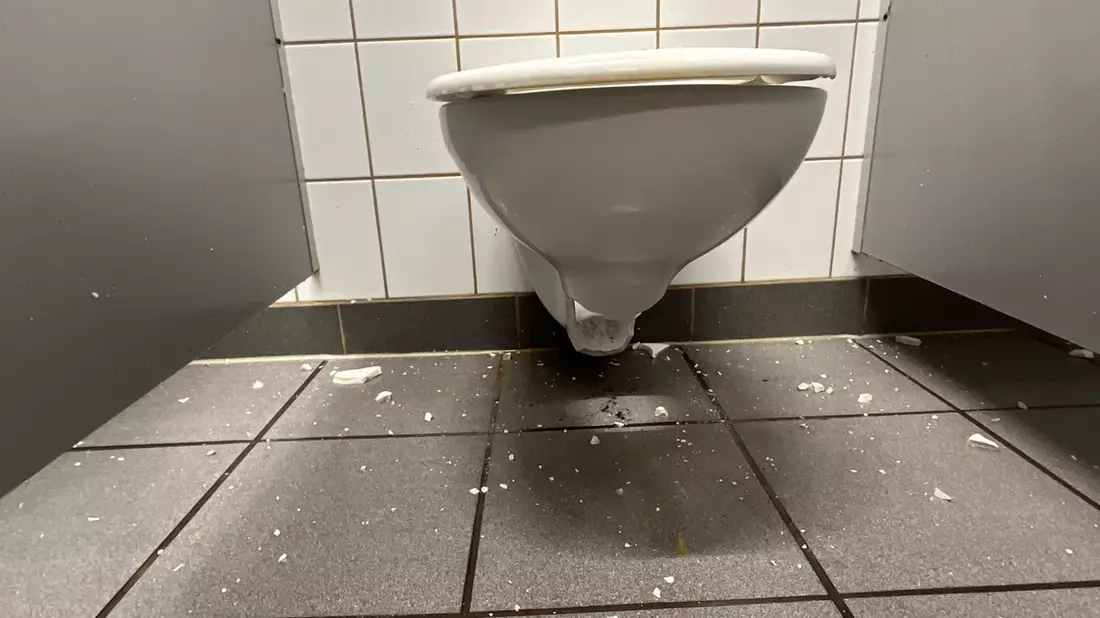 POL-SO: Schulklo gesprengt - Aufsehen an Realschule - Bild: presseportal.de