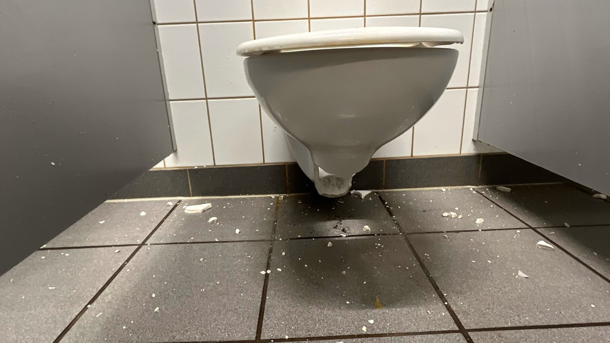 POL-SO: Schulklo gesprengt - Aufsehen an Realschule - Foto: presseportal.de