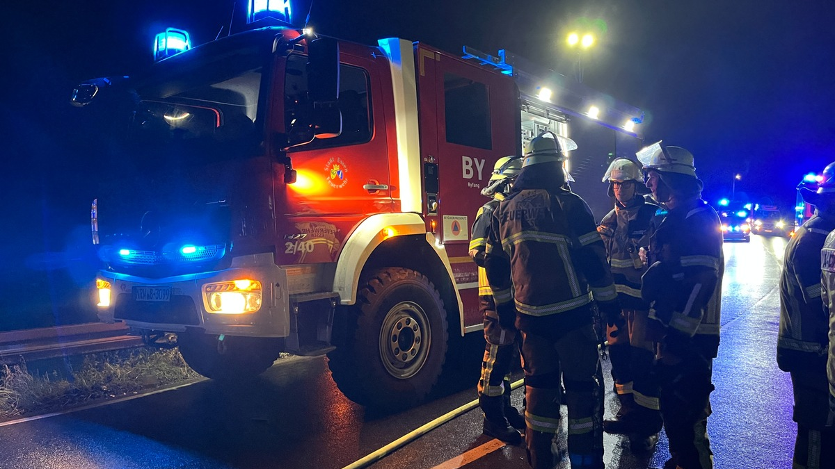 FW-E: Linienbus durchbricht Leitplanke - glücklicherweise nur zwei leicht verletzte Personen - Foto: presseportal.de