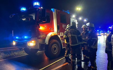 FW-E: Linienbus durchbricht Leitplanke - glücklicherweise nur zwei leicht verletzte Personen - Foto: presseportal.de