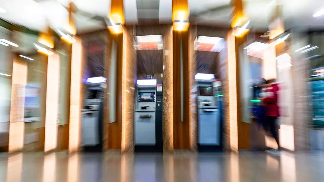 Wird hier vor Weihnachten noch das Bargeld knapp? - Bild: Sascha Lotz/dpa