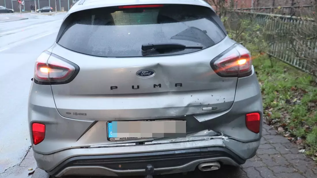 POL-HX: Auffahrunfall - Pkw nicht mehr fahrbereit - Bild: presseportal.de