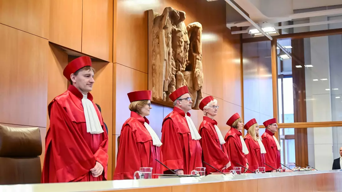 Das höchste deutsche Gericht beschäftigt sich mit einer Verfassungsbeschwerde von zwei jemenitischen Männern, deren Verwandte 2012 bei einem US-Drohnenangriff in ihrem Heimatort getötet worden waren. (Archivbild) - Bild: Uli Deck/dpa